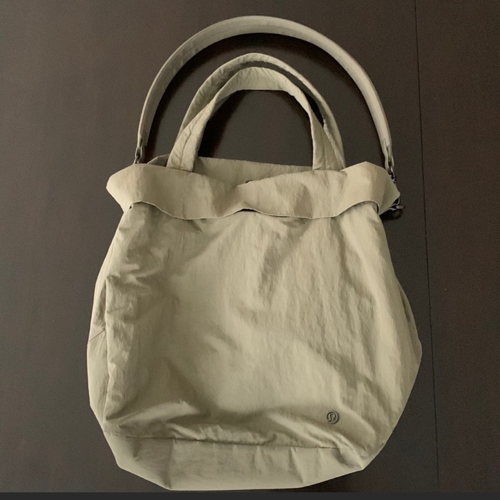 Lululemon On My Level Tote 19L.